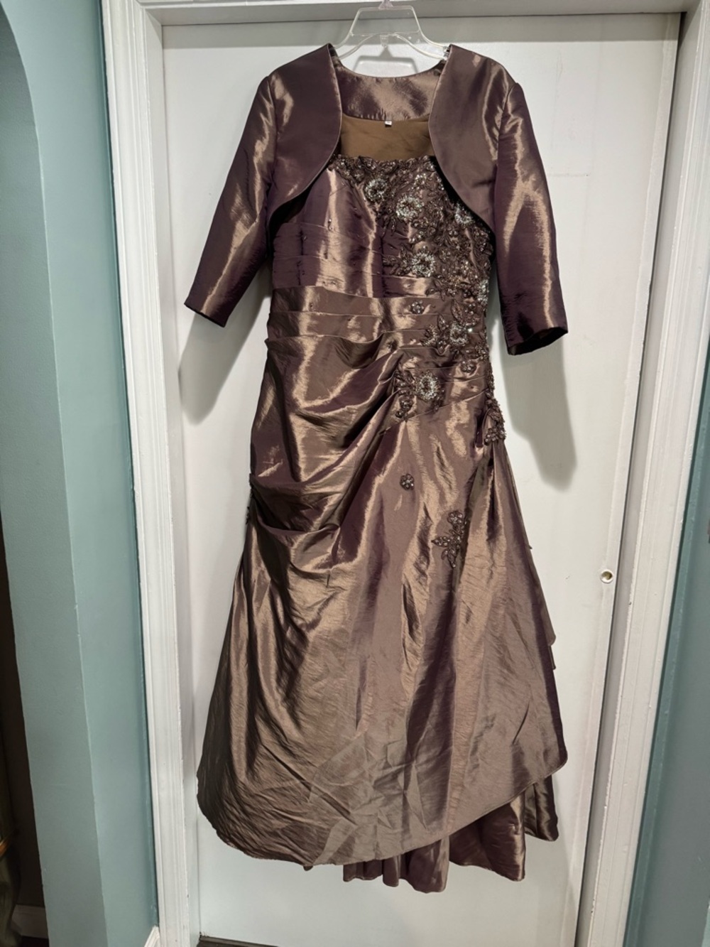 LA PERLE LADIES FORMAL GOWN SIZE 14 gorgeous 2 piece set beaded embroidered lace